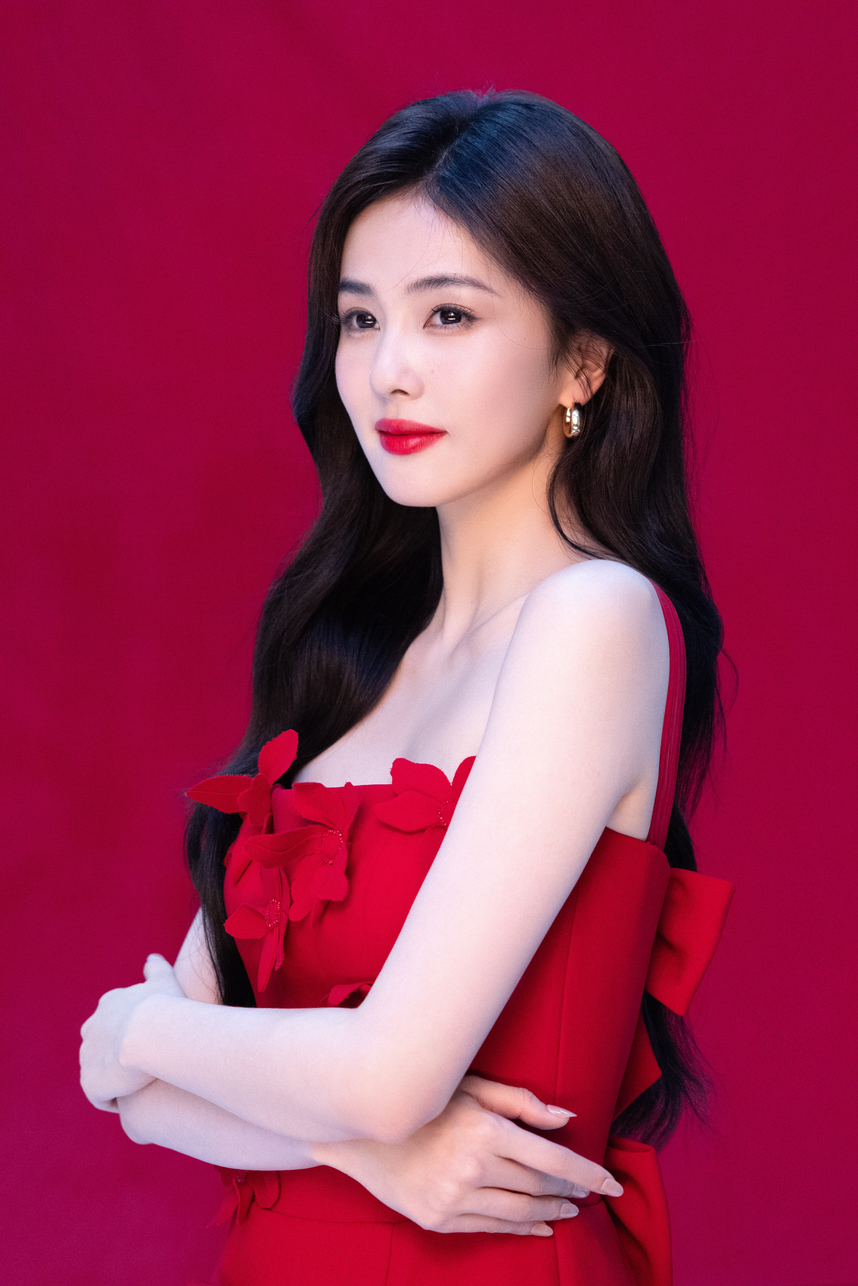 白鹿花朵红裙白鹿最新物料白梦妍很白所以很适合红色