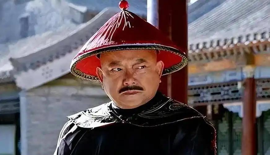 和珅从御前侍卫升到军机大臣只用了4个月。更反常的是，这个后来被称为大清第一贪官