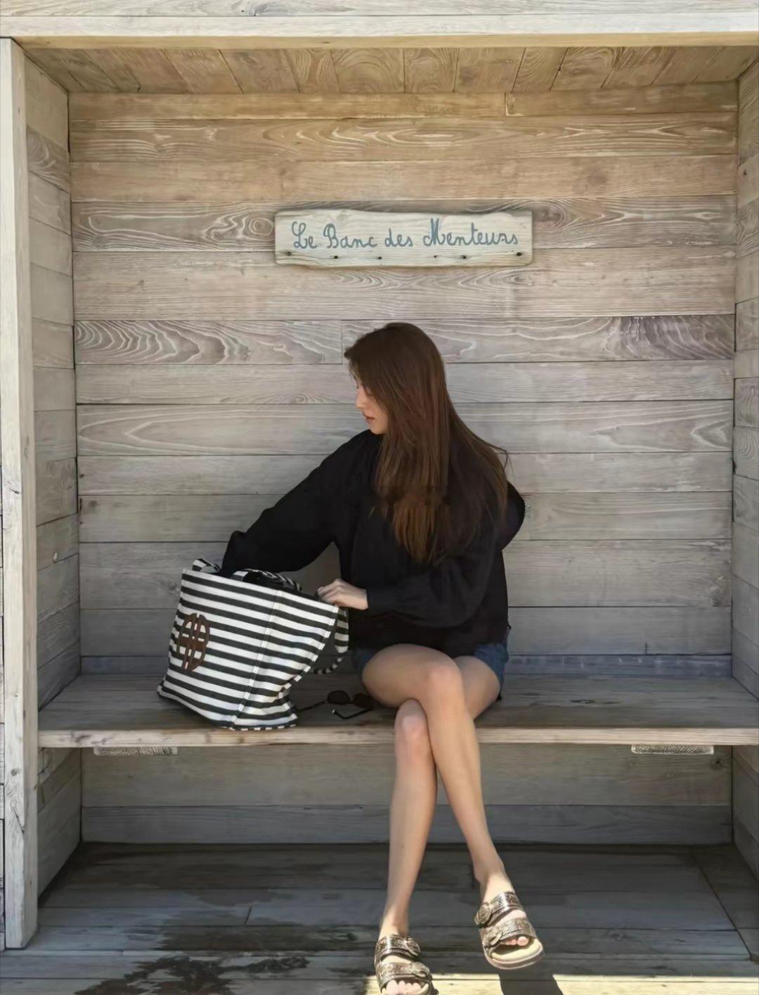 吴千语和老公国外旅游，施伯雄高大帅气，俩人吃美食吹海风好惬意​​​