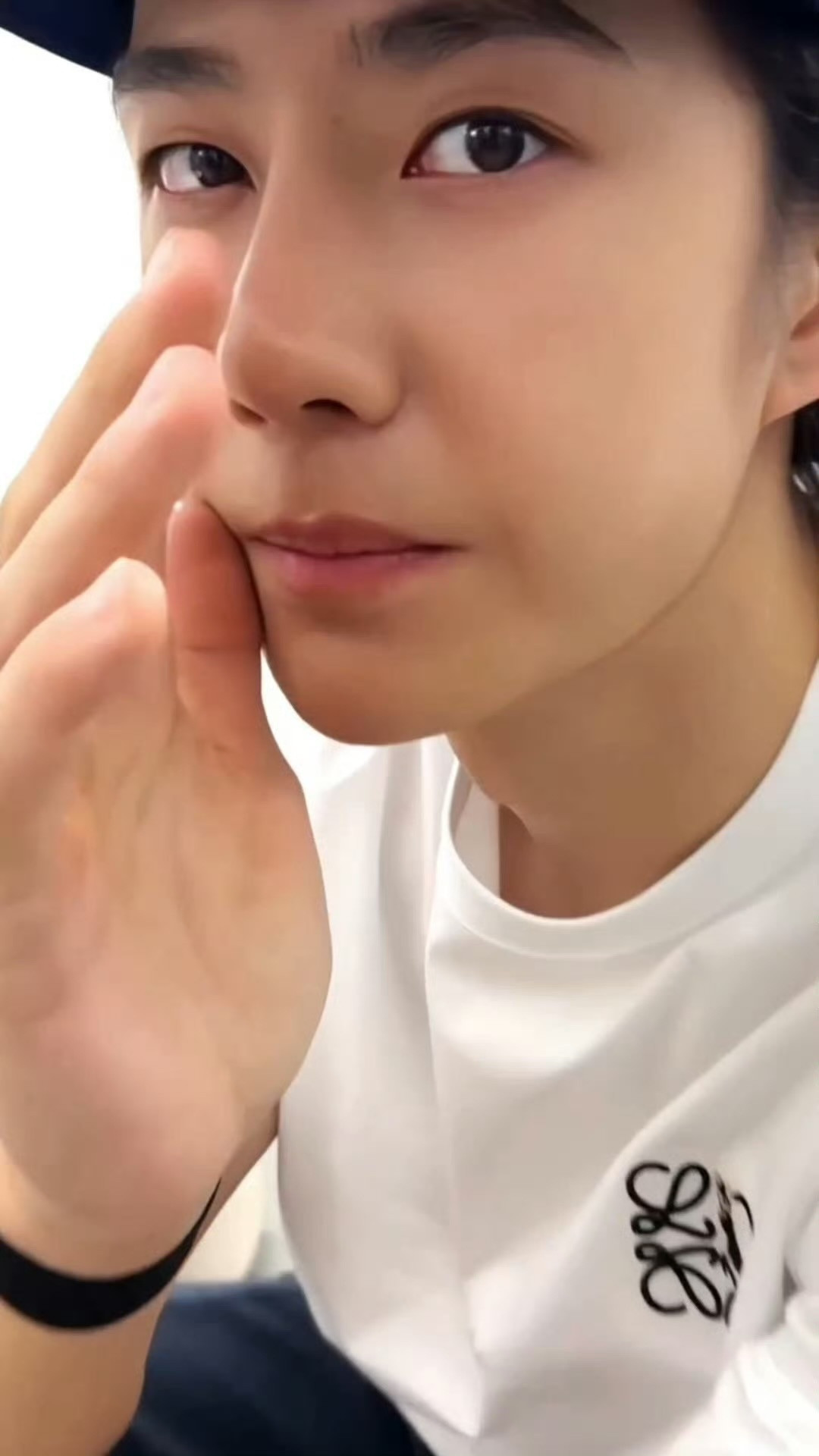 好嘛，哥哥说要请假，那猫猫就同意了[爱心]王一博请假​​​