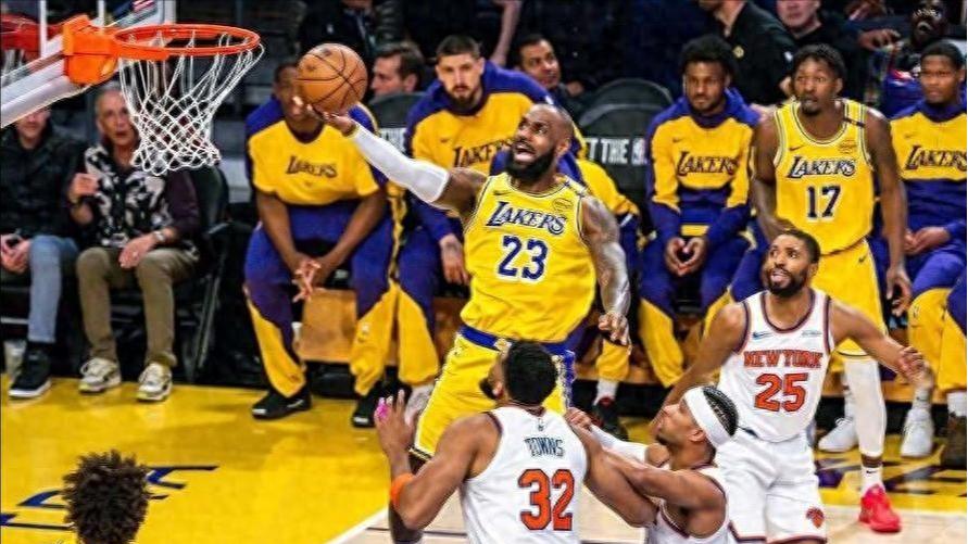 NBA 联盟: 勇士觊觎前四, 尼克斯四巨头陷困境