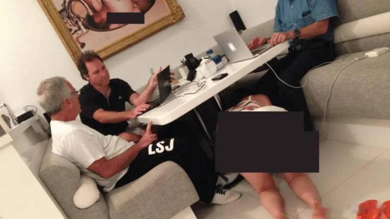 爱泼斯坦档案再曝不堪照片：三名男子桌前用电脑，桌下惊现比基尼女子海外新鲜事爱泼斯