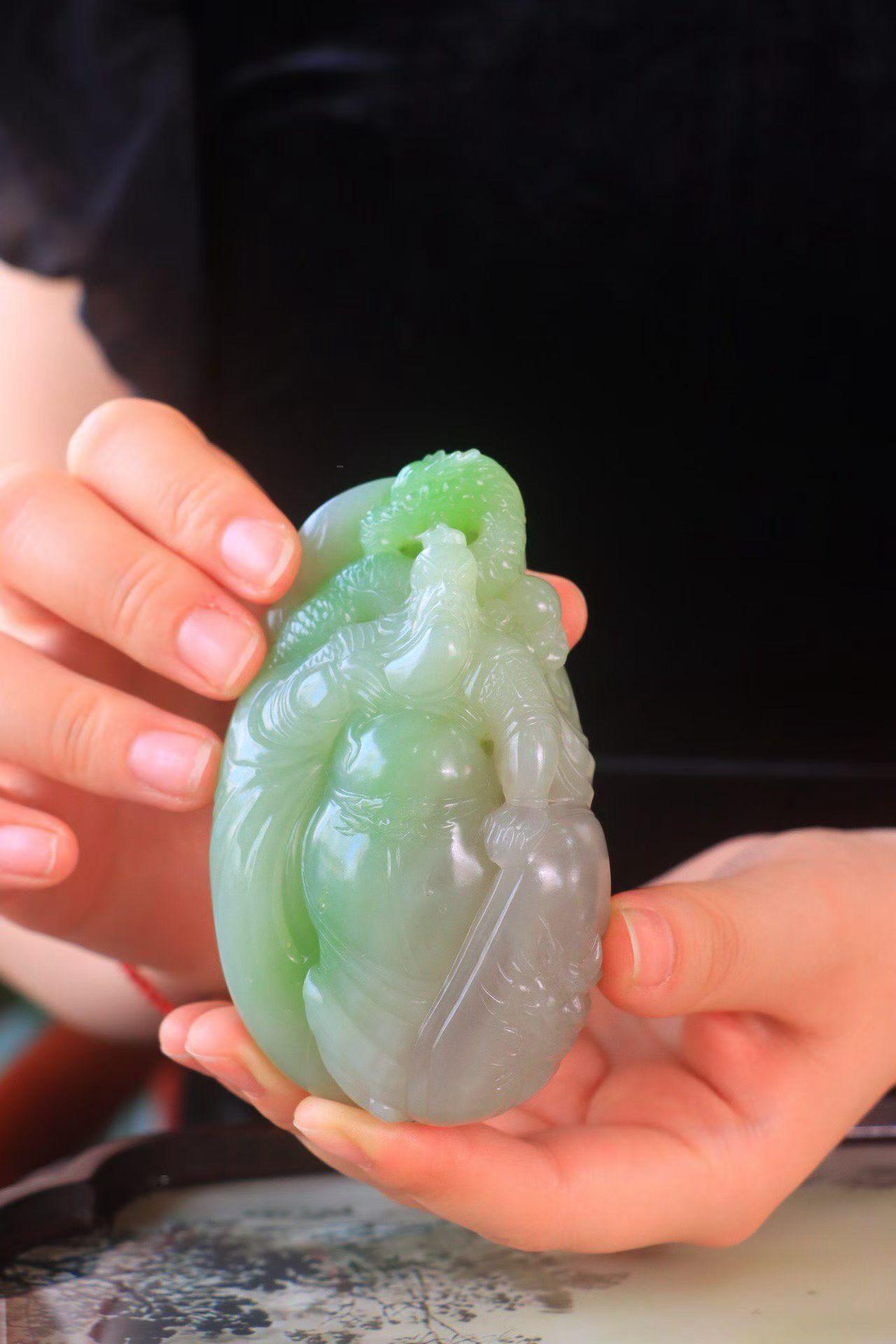 〈翠紫·御龙关公〉收藏级精品❤️新疆和田玉冰底翠紫，肉质细腻油润，玉润如脂，