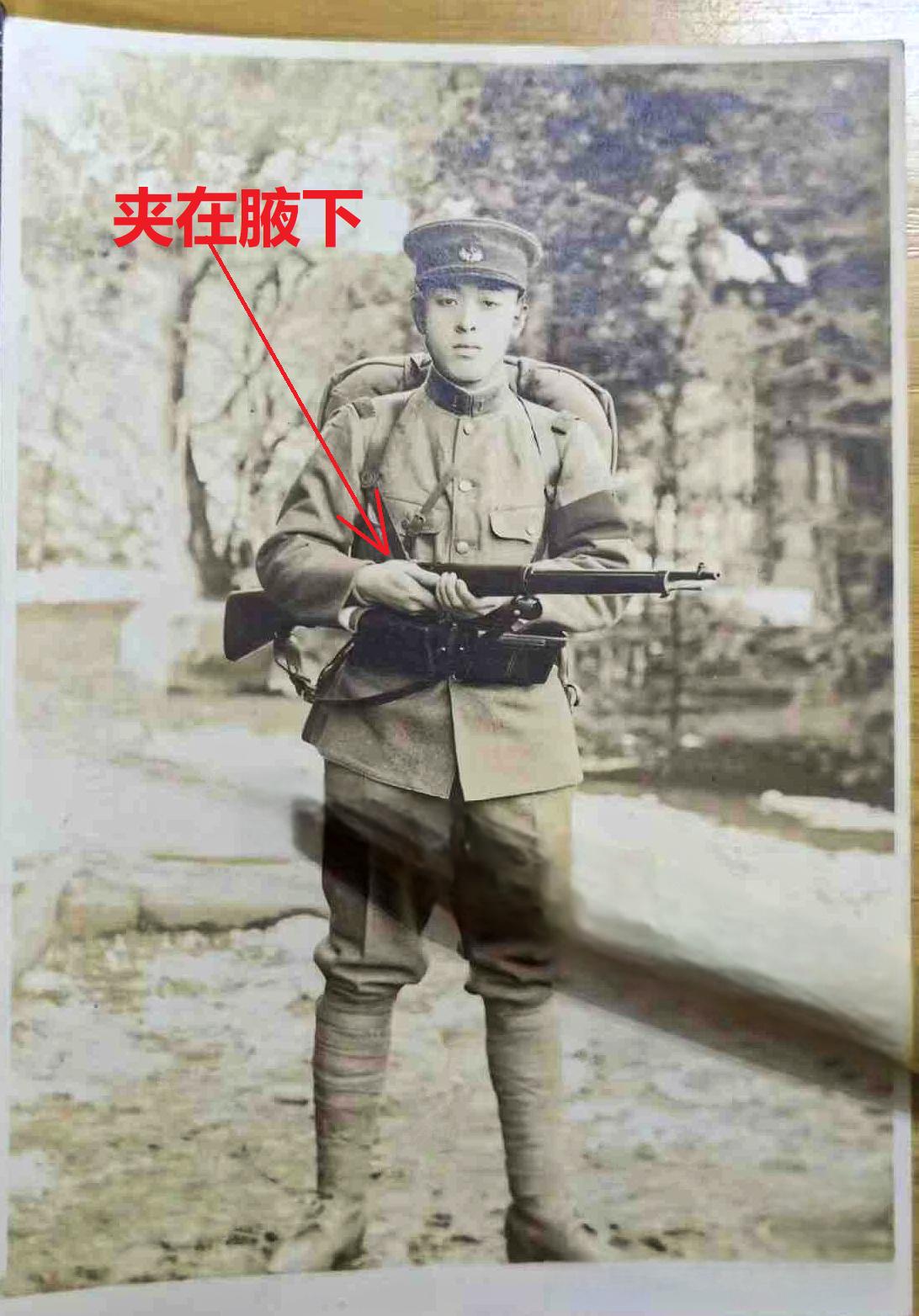 原来大多数电视剧里面的日军持枪动作都拍错了。请看下面这张照片，一名正在站岗的日军