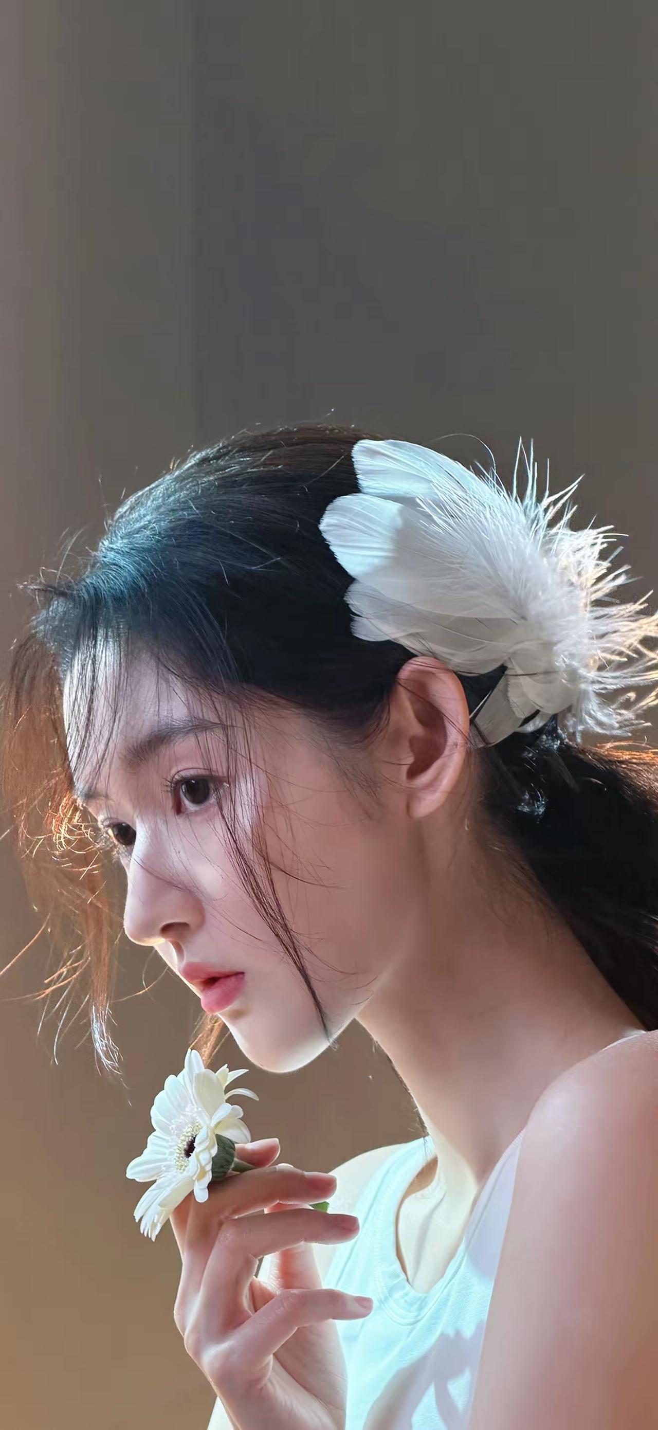 优雅白裙少女，手持洁白雏菊，散发自然之美。你心中的美女啥模样美女人像群高清美