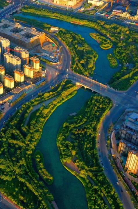 翻开新疆地图我直接看愣了！乌鲁木齐、库尔勒、和田这些大城市为啥全挤在天山昆仑山脚