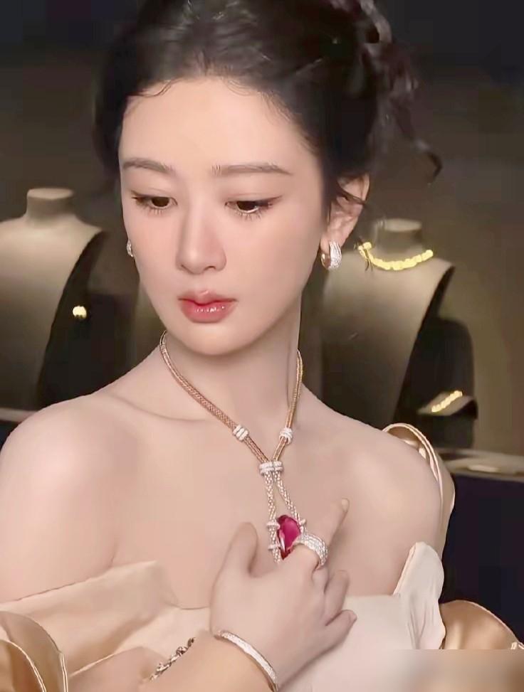 别再刷屏杨紫的妆容了。几十万一次？格局小了。真相是，我们看到的那几秒钟红毯