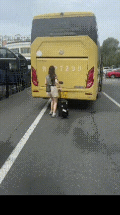 美女是第一次坐大巴吧