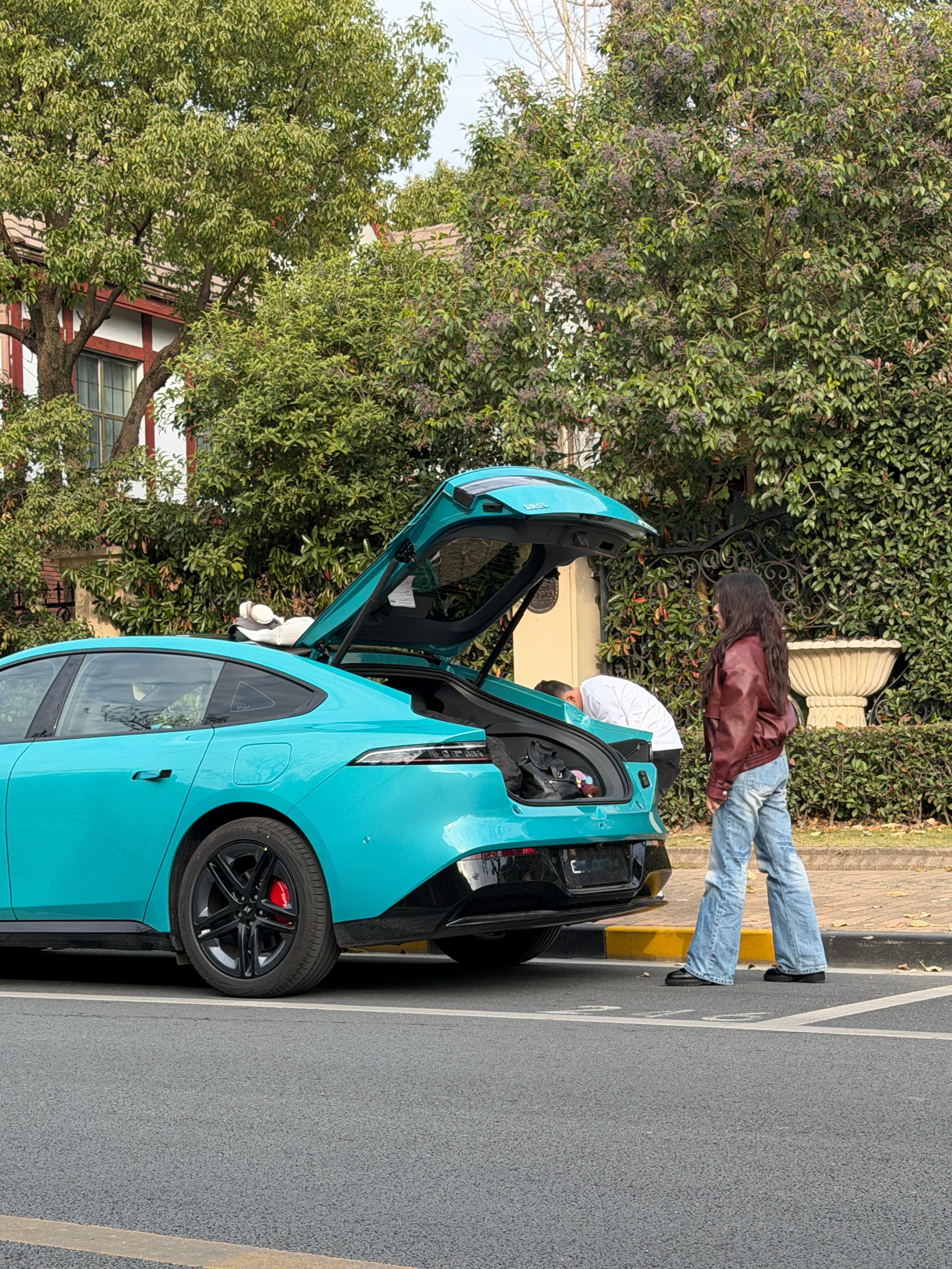 小助理我吃上饭啦，猪蹄敲好次！朵姐说她今晚又要熬夜背词儿做功课了，还要学个舞明天