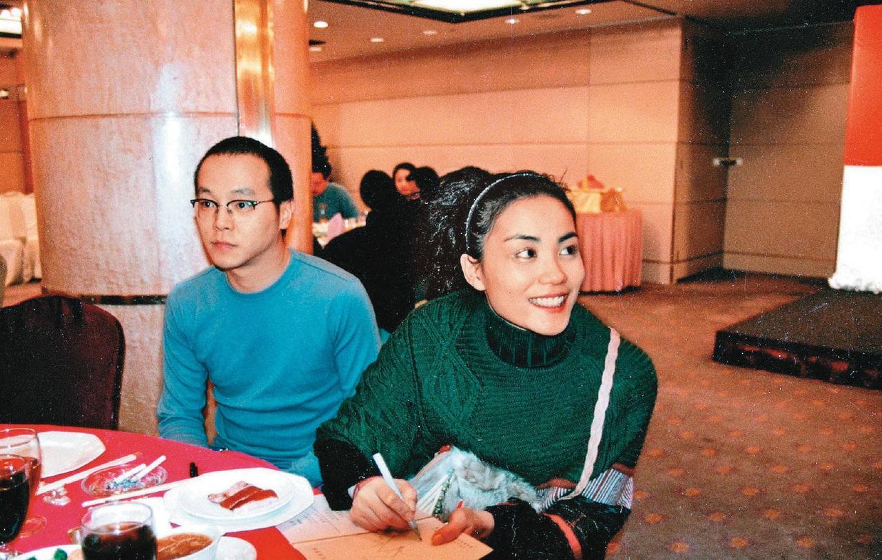 年轻时期的窦唯玩摇滚，红遍大江南北！恋爱时，能让王菲陪他住北京胡同，捂着鼻子