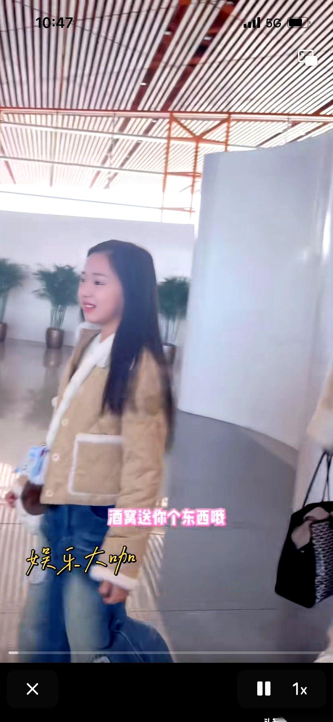 董璇女儿做了个美甲，照片一发出来，评论区直接炸了。一堆人涌上来，对着屏幕就开始