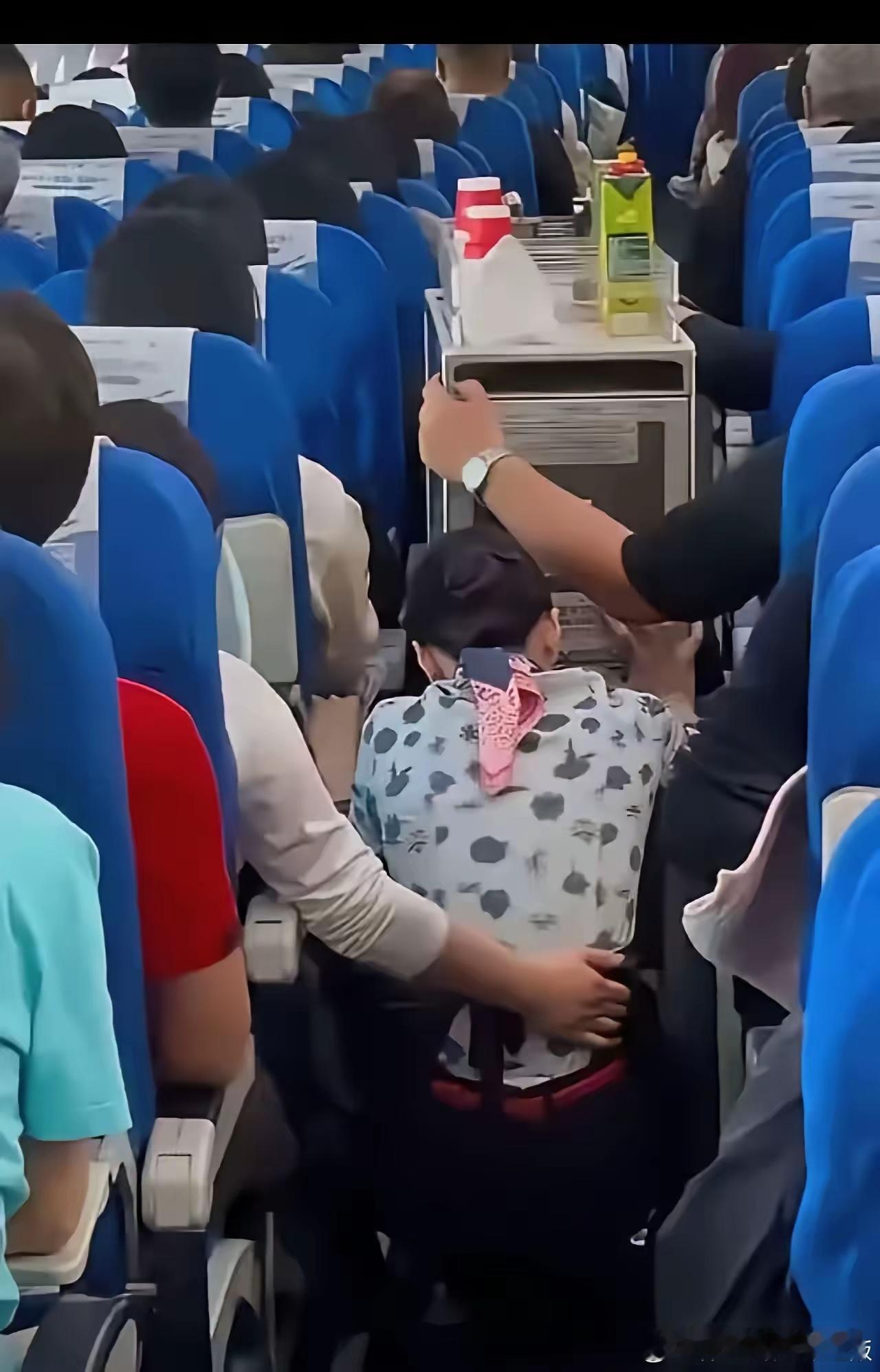 这一跪，才知道空姐也不是人们想象中的光鲜职业，为了讨口饭吃，照样可以放弃做人的尊
