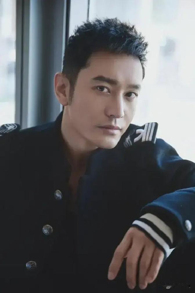 李亚鹏直播哭了，自爆十年前跟黄晓明借钱，黄晓明只回了四个字，至今再也没提过。那是2015年前后。李亚