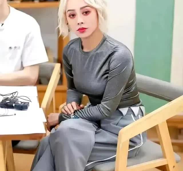 说出来你可能不信，她居然快60岁了，还打扮得跟18岁的小女孩一样。[捂脸哭][捂脸
