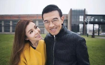 2003年，央视主持人王志向相识不到100天的朱迅求婚。朱迅问了王志3个问题。第