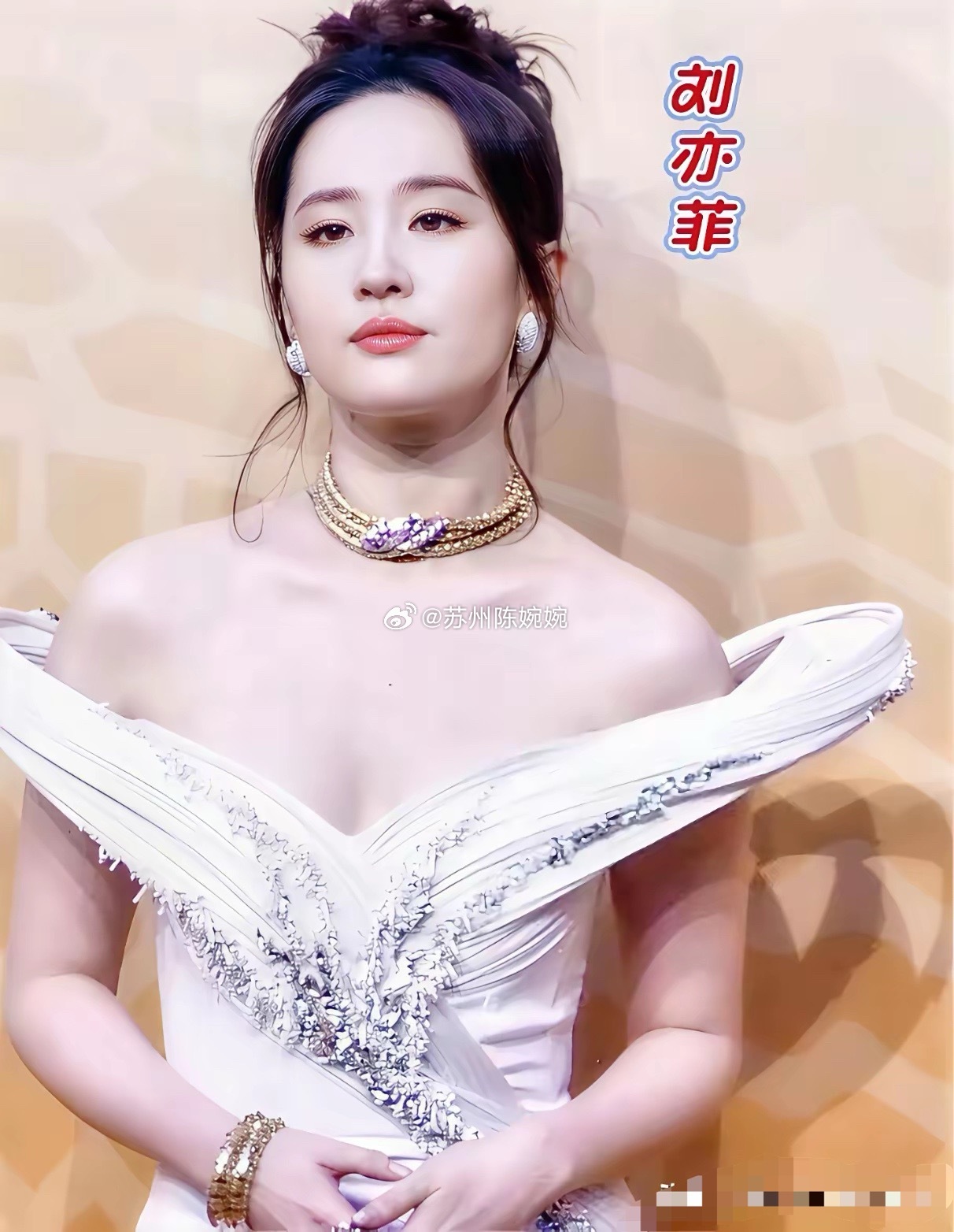 女明星请放弃CV礼服吧，这一点都不好看好吧，难道非要穿着暴露才是一种美吗？正正经