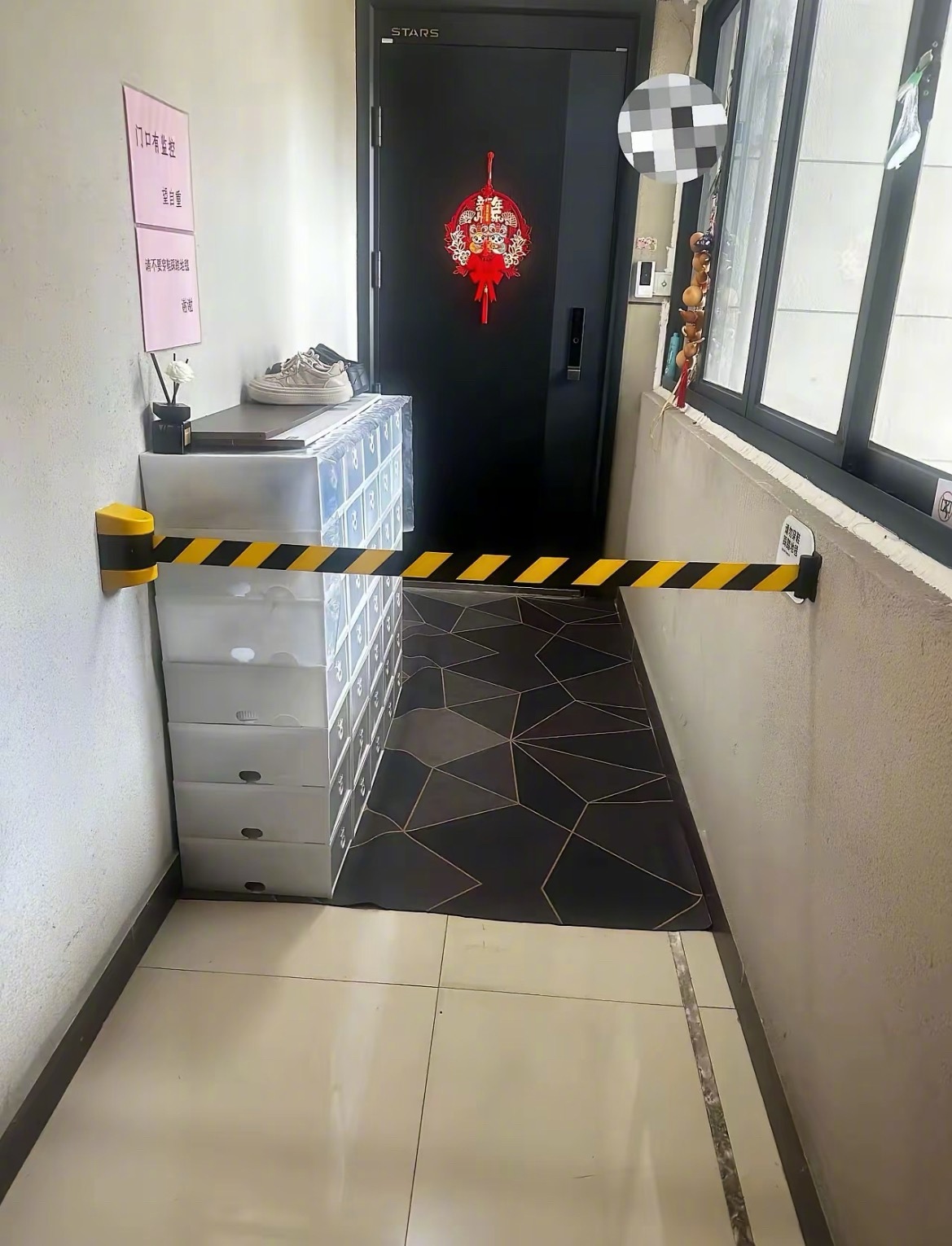 “邻居把我们两家中间拉上了警戒线”​​​