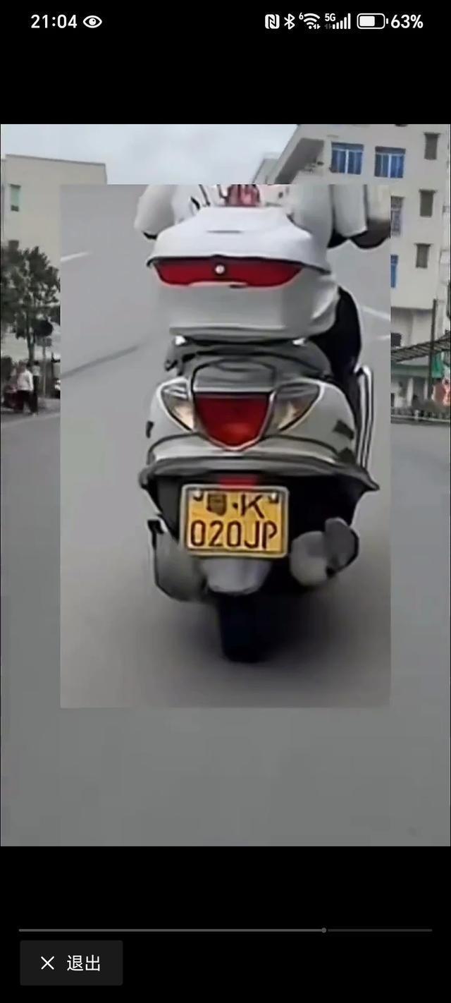 广东茂名。拾荒老人正常走路，后面驶来一辆摩托车，抬脚将老人踹倒，后面有人跟拍，