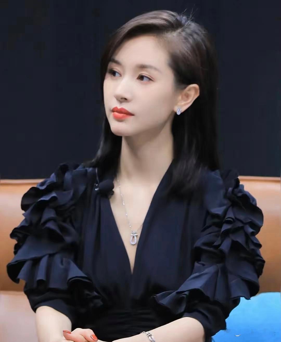 主持人问王子文：“你多高？”王子文说：“我1米58。”主持人说：“也不矮。”王子文说：“但我发现像我