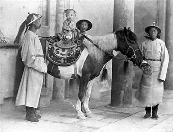 看到网上和演艺圈有些人以满清贵胄后裔自居，自称格格、阿哥。这些人纯属清宫戏看多了