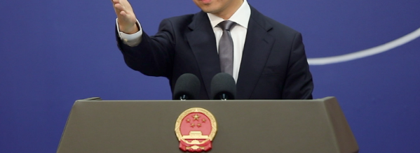 我国外交部一句话，戳穿了特朗普和普京的“沙特密约”！乌克兰记者在8月12日，问
