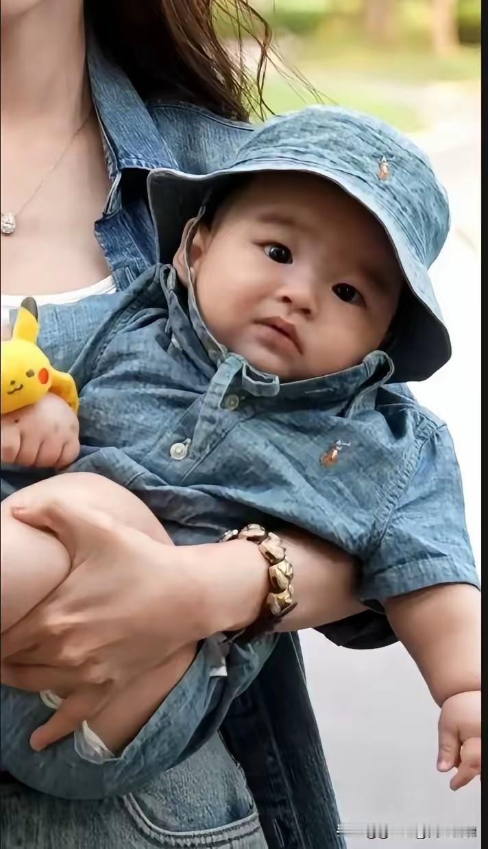很多人讨论牛仔亲子服的马小梅，说她把孩子当成道具，频繁出镜，借着孩子攒流量、赚钱