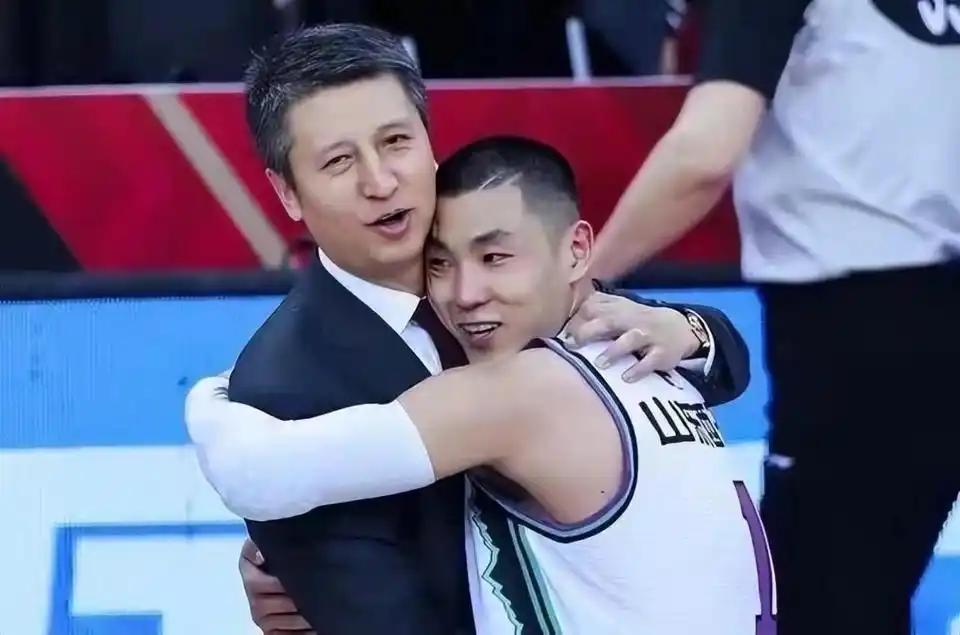 球迷热议与争议。高诗岩场均8.7分，张镇麟10.7分入选最佳二阵。郭昊文场均20