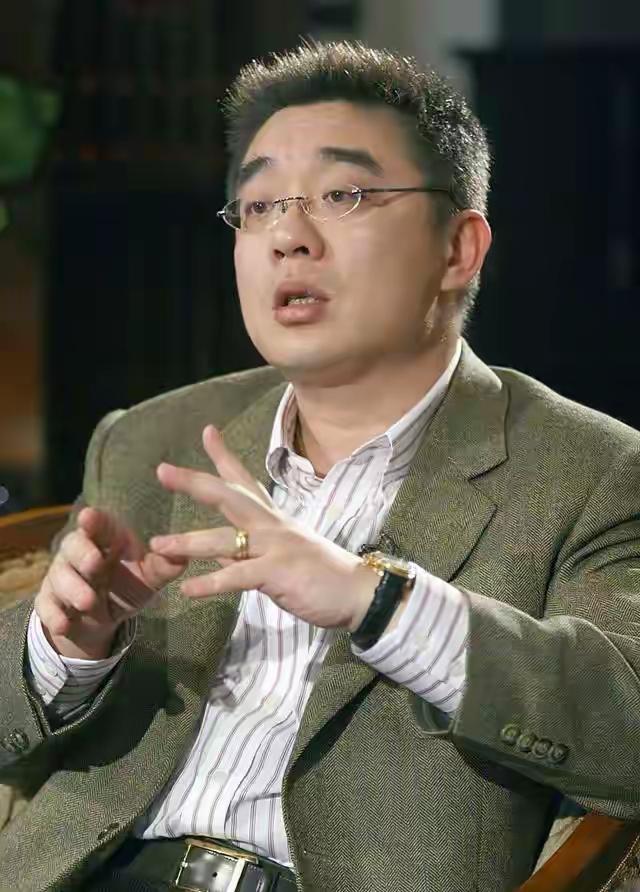 复旦大学钱文忠教授的消费算账言论，近期刷屏全网：一杯20元的奶茶，等价6瓶纯牛奶