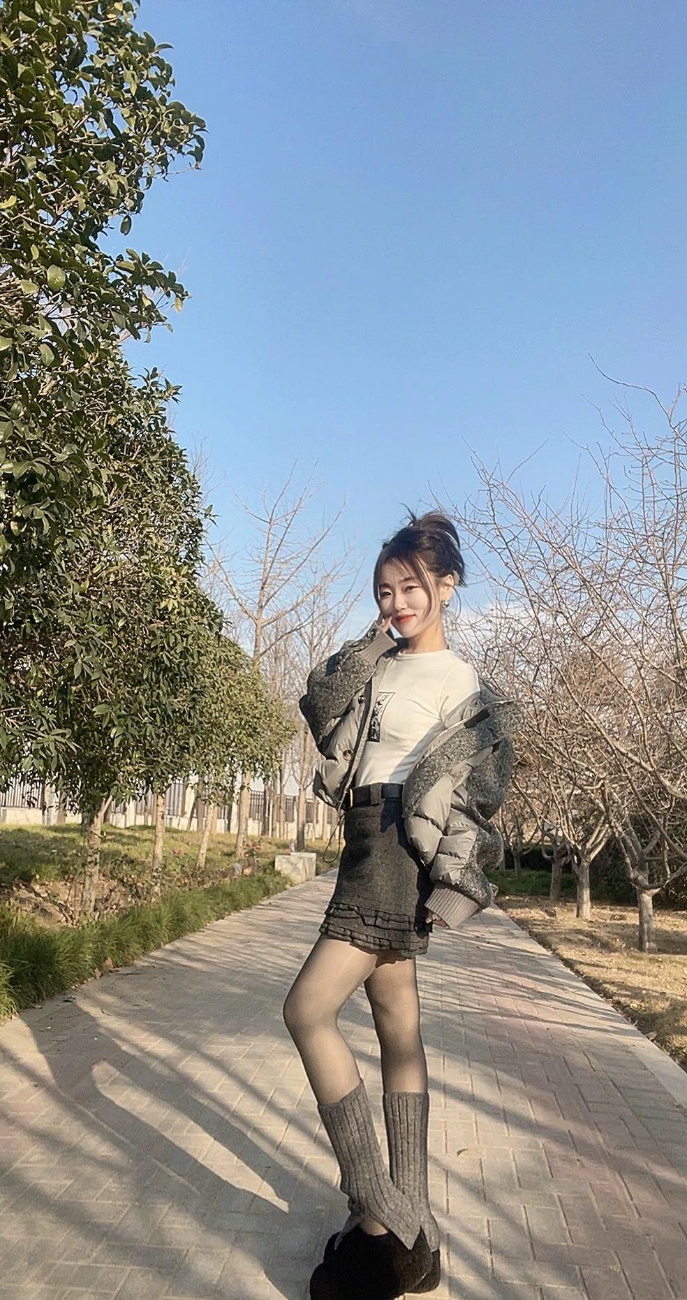 冬日穿搭指南：灰色羽绒服+短裙，温暖又时尚！🌞👗👢