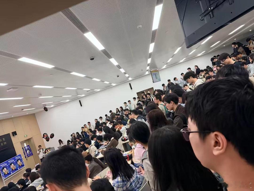 腾讯在清华的招聘宣讲会。现场同学们都站到了主席台前面，现在的就业形势可见一斑，最