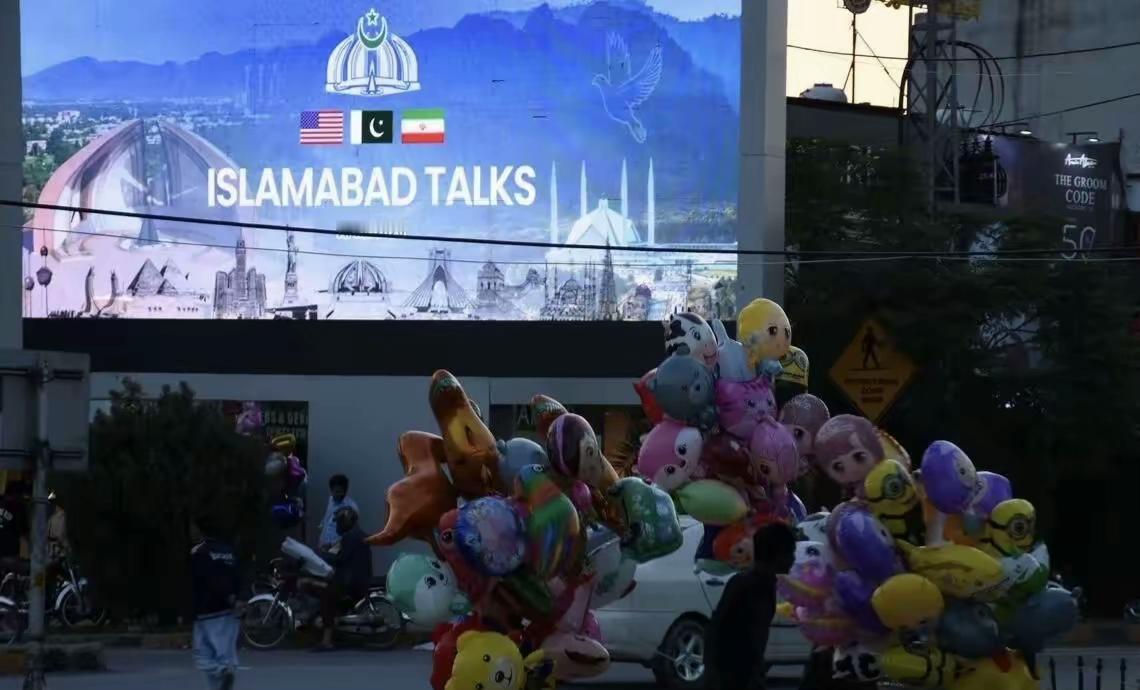 刚刚，伊朗喊话中国当地时间4月12日，伊朗外交部发言人公开表示：美伊谈判在经历