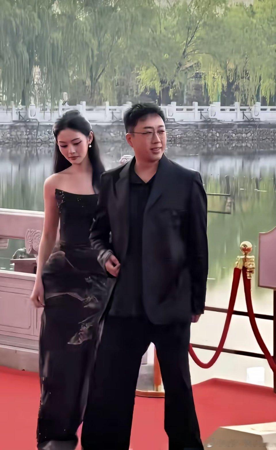 于正带着他的女主来啦。你看他为了避嫌，他的右手无处安放。于正应该算是个好老板吧，
