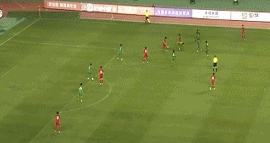 邝兆雷、万项虽然说得益于董路的足球小将而名声鹊起，但随着年龄的增长，前场最有威胁
