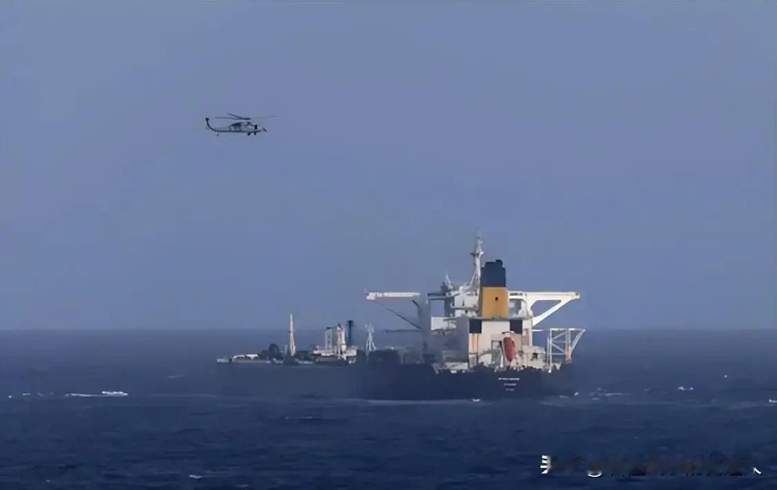 一艘商船对抗美舰，谁输谁赢？美军出动“传奇”级巡防舰、直升机、高速艇，连夜围堵“