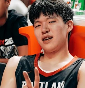 美国网友不满杨瀚森发挥。杨瀚森已经打了3场NBA常规赛,他场均只有5分钟的出场时