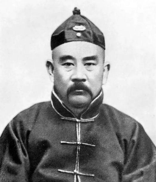 民国时期，北洋军阀张勋有个怪癖，喜欢枕着女人的身子入睡，有次他睡得正香，身边人动