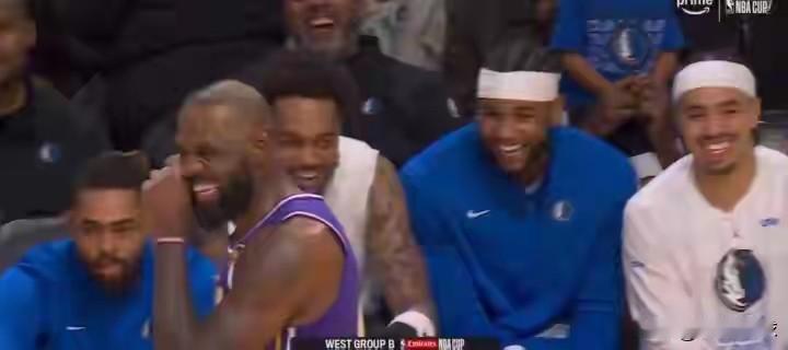 拉塞尔真笑不出来啊！今天独行侠对阵湖人队的比赛，首节2分16秒，詹姆斯与场边