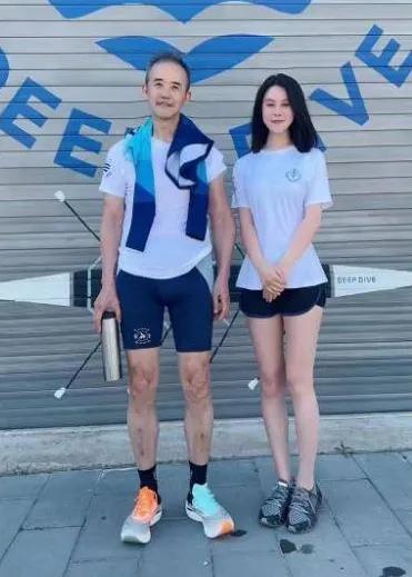 王石与女网红去划船时的合照：镜头中的王石保养得宜，看上去胖瘦合度，挺拔硬朗，精