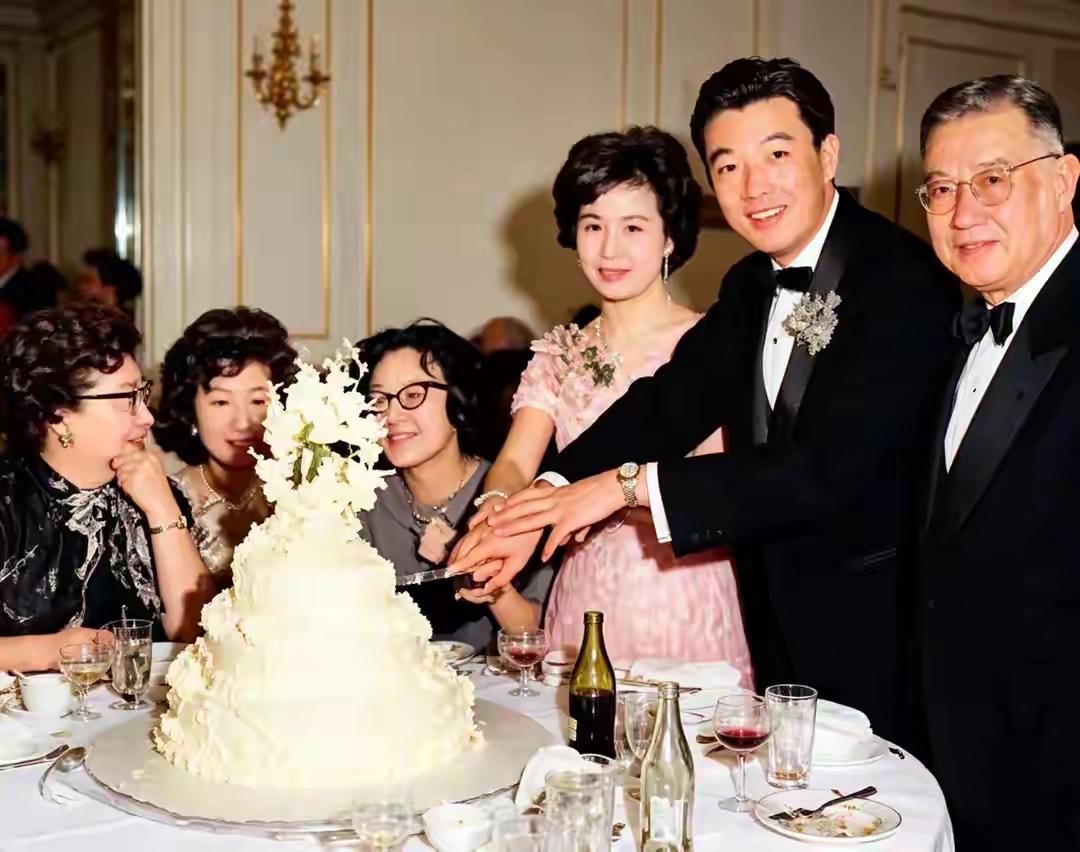 考考你，这是谁一家人？父亲是一位爱国企业家，儿子是香港著名人士，大名鼎鼎