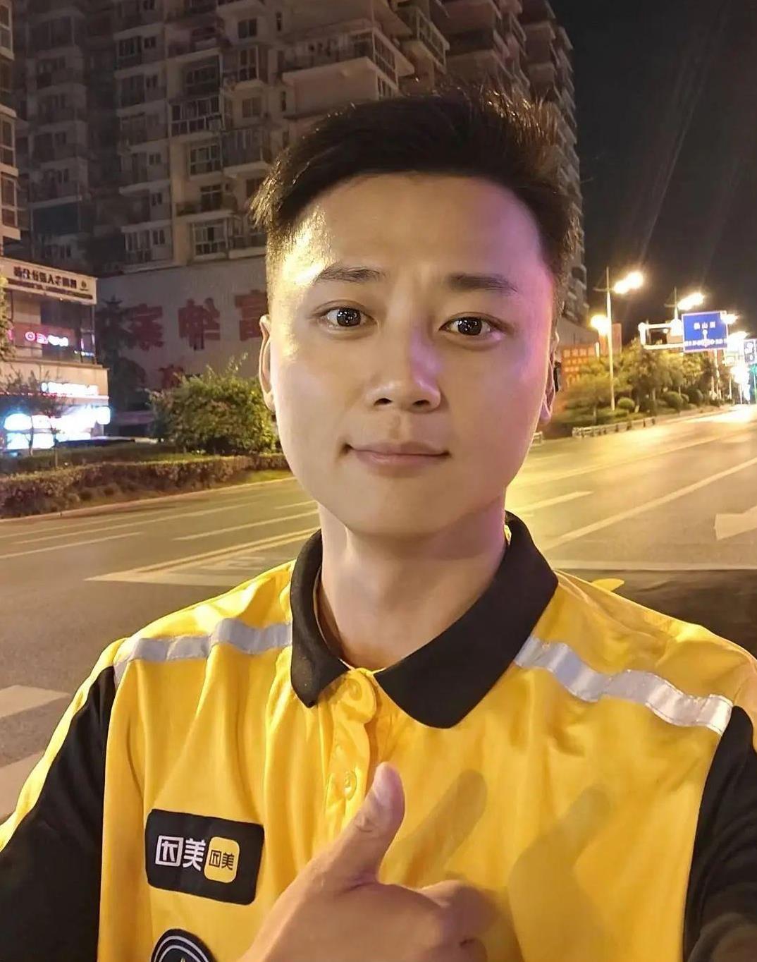 公职人员下班兼职送外卖，每天跑3小时日赚百元。这年头，为了赚钱，所有人都在努力