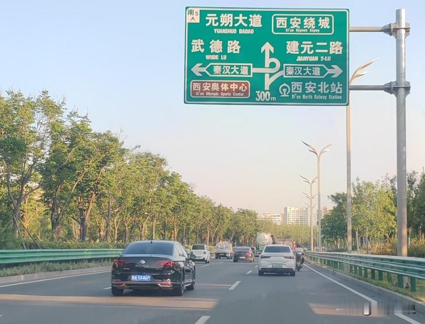 我发现了个西安避暑的好地方。西安室外炽热难耐，可走进地铁、大商场凉爽的不是一点点