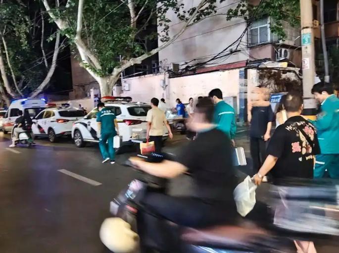 "太可惜了！"河南郑州一男子深夜去对面大厦上厕所，出来后无意间瞥见3楼走廊竟跪