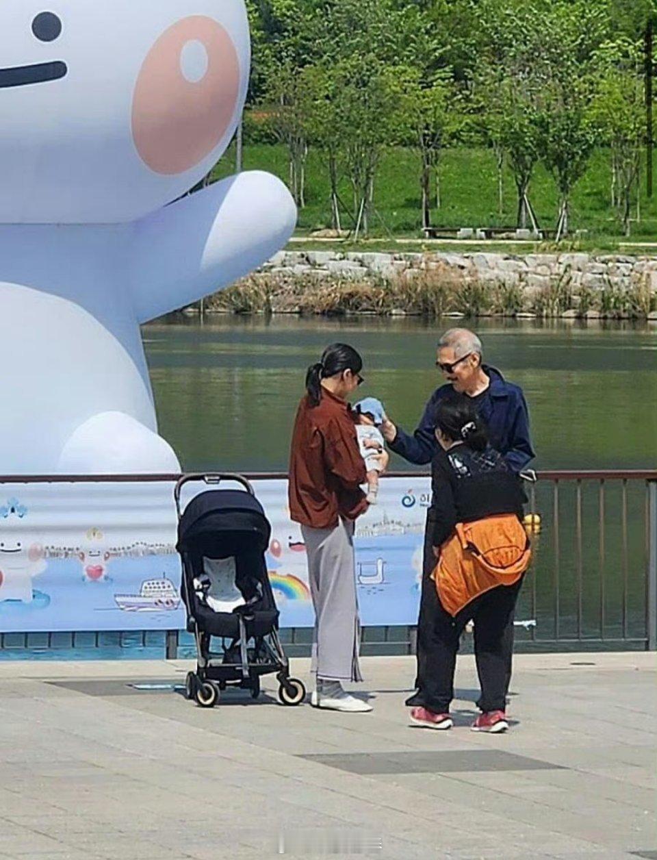 金敏喜洪尚秀一家三口照片真的差辈了金敏喜生子后状态​​​
