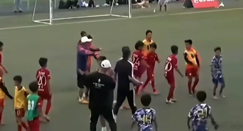 中国足球小将，在日本，击败了他们的冠军球队，赛后，一名日本小球员绷不住了，先出言