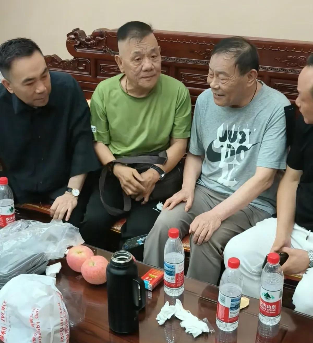 #相声界恩怨情仇#杨议前搭档杨进明，吊唁义父杨少华先生。杨进明，作为一个相声