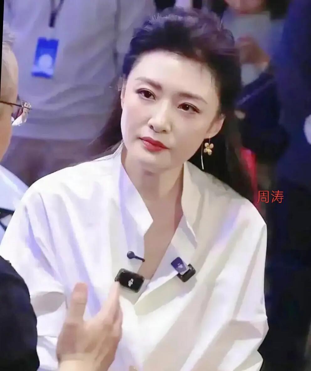 一直都知道周涛非常漂亮，但还是被这个造型的她美到惊艳了。不认识她以前，我觉得用“