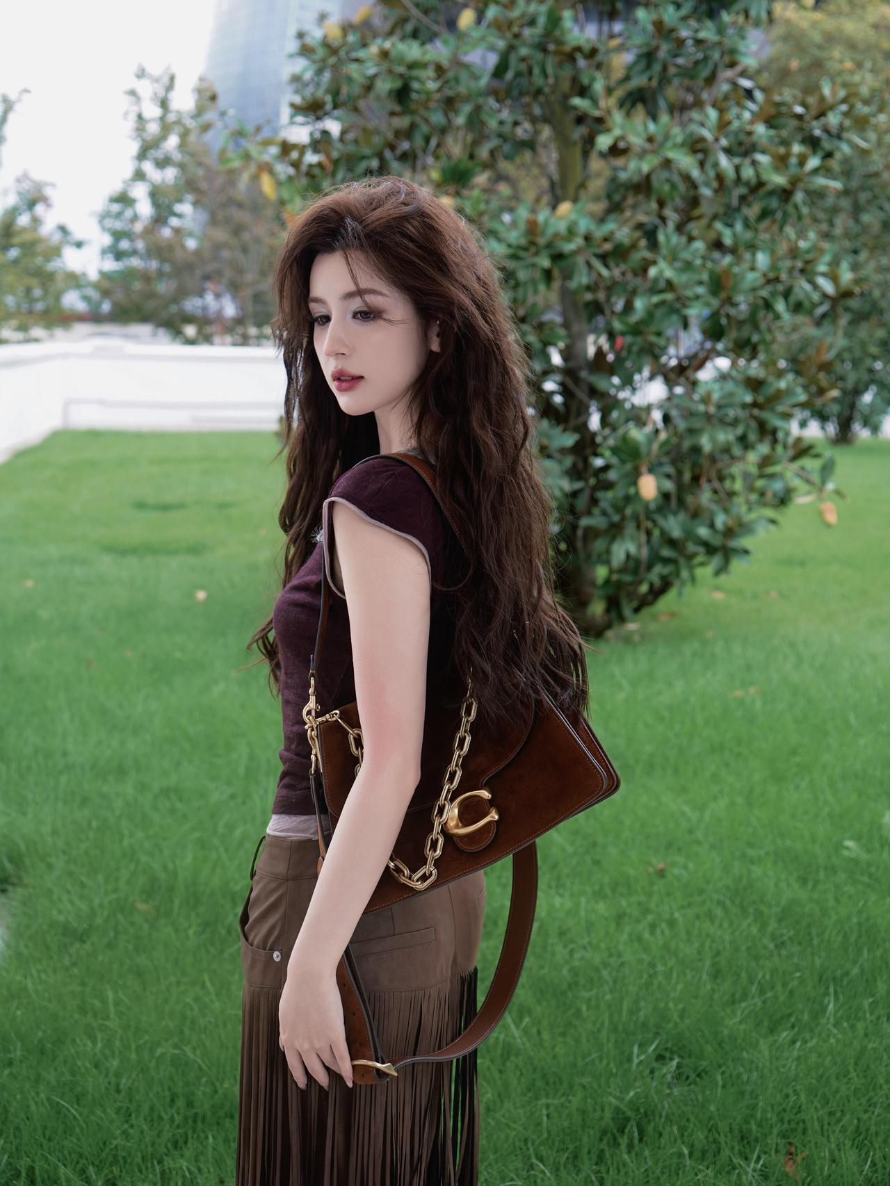 优雅漫步在绿意盎然的公园