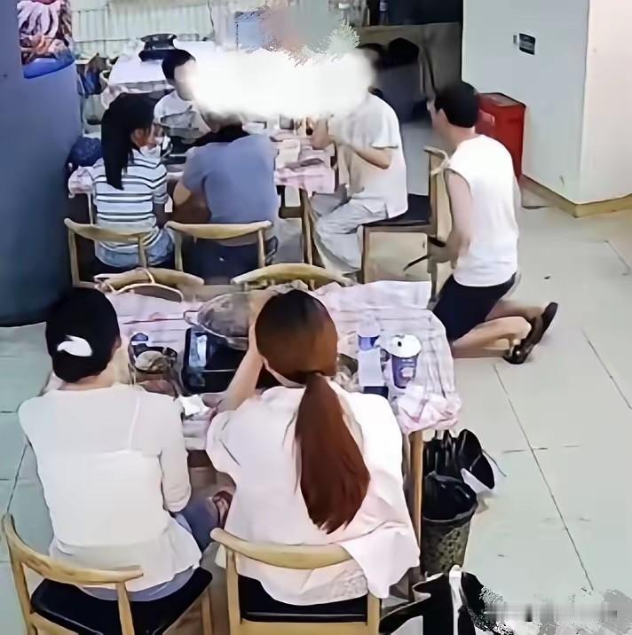 武汉老板这一跪，到底是谁输了体面？​七月四号，武汉某区。三个大人带俩孩子吃自助