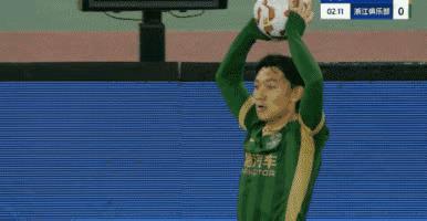王珏栋这球，比三笘薫如何？同样都是背身拿球，多少有点三笘薫的意思吧！王珏栋球