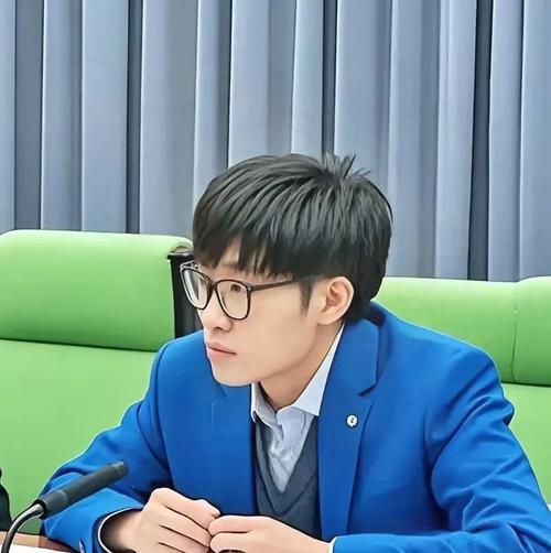 还以为国内科技圈真出了个能打破美国垄断的真神。结果一查，人家梁文锋带着他的